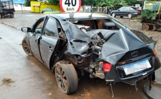 Vídeo: Veículo fica destruído após aquaplanar na BR 277 e colidir com poste