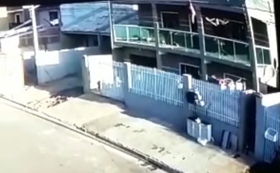 Vizinho salva criança de 2 anos que caiu da sacada do 3º andar de prédio, no Paraná (VÍDEO)