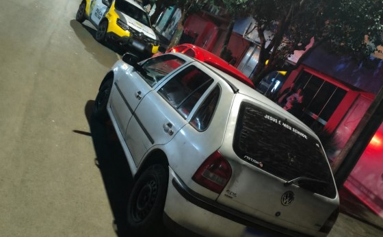 VW Gol é recolhido após colisão com veículo estacionado no Centro de Missal