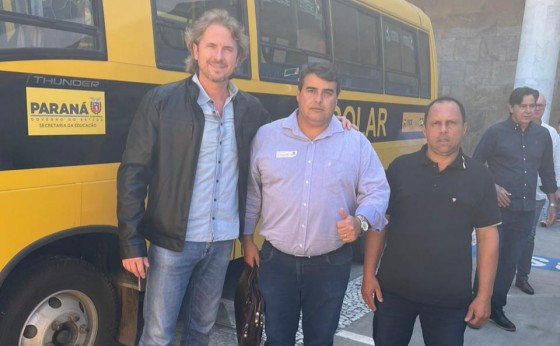 Zeca Dirceu participa da entrega de 173 ônibus escolares às cidades do Paraná